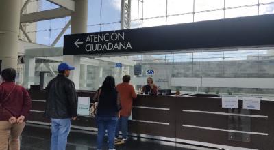 Atención a usuarios en oficinas del SRI en plataforma financiera norte de Quito
