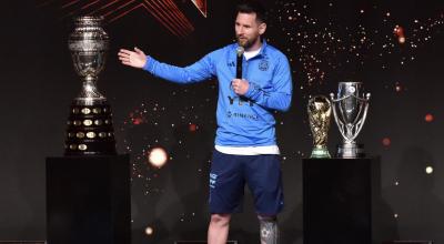 Lionel Messi habla rodeado de los trofeos de la Copa América, Mundial y Finalissima, en Luque, el 27 de marzo de 2023.