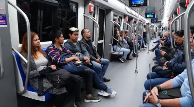 Usuarios del Metro de Quito en el primer día de operaciones.
