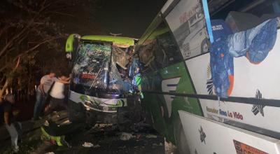 Dos buses chocaron de manera frontal el 1 de diciembre de 2023 en vía Durán-Tambo.