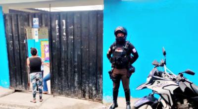 Foto referencial de la Policía Nacional custodiando una escuela en Guayaquil.