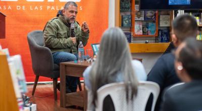 El escritor colombiano Mario Mendoza, en su encuentro con lectores de Ecuador.