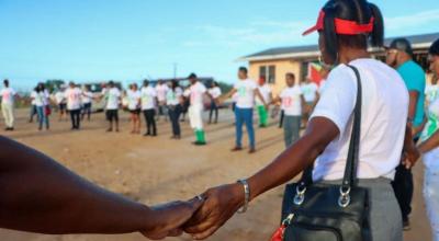 Ciudadanos de Guyana se toman de las manos, como muestra de unidad ante Venezuela.