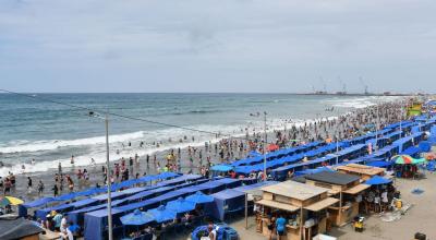 Multitudinaria concurrencia de turistas a las playas de Manta, por el feriado de Carvanal 2023. 