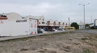 Vista lateral de las bodegas del puerto de Esmeraldas, donde ocurrió una nueva balacera, el 4 de diciembre de 2023.