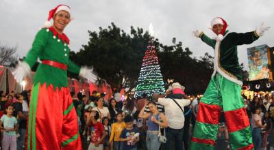 Dos personajes de la Navidad junto al árbol de la Plaza Guayarte, norte de Guayaquil, el 2 de diciembre de 2023. 