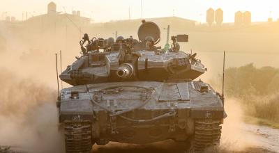 Vista frontal de un tanque militar de Israel, en el límite de la Franja de Gaza, el 4 de diciembre de 2023.