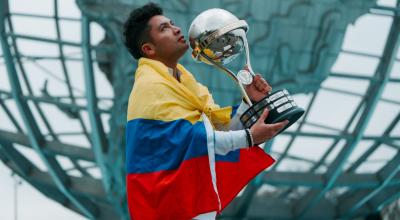 Hincha de Liga con la Copa Sudamericana en Estados Unidos, jueves 7 de diciembre de 2023.