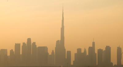 La neblina oscurece el horizonte de Dubái, incluido el Burj Khalifa, el edificio más alto del mundo, el 4 de diciembre de 2023.