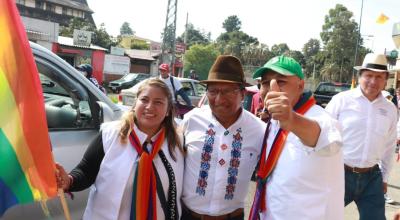 Guillermo Churuchumbi (centro) cuando estaba en campaña para la prefectura de Pichincha, en las pasadas seccionales de 2023. 