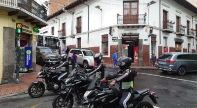 Foto referencial de un cierre vial ejecutado por la AMT en el Centro Histórico de Quito.