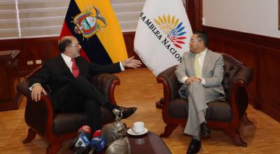 Henry Kronfle (izq.), presidente de la Asamblea Nacional, e Iván Saquicela, titular de la Corte Nacional de Justicia, se reunieron el 5 de diciembre de 2023, en el Palacio Legislativo, en Quito.