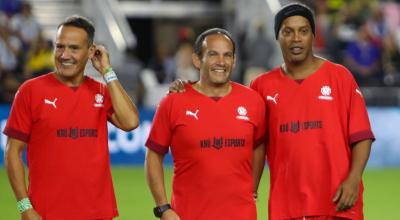 Franscico Egas (c), presidente de la FEF, junto a Ronaldinho durante el partido de leyendas de Conmebol este 5 de diciembre de 2023.