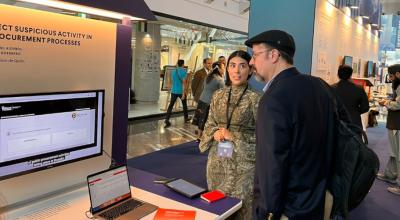 Mara Fortuny, la alumna de la Universidad San Francisco, presentando el programa Kapak, ganador del primer lugar en una conferencia tecnológica en Dubai.