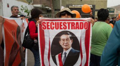 Manifestantes pro Alberto Fujimori esperan su liberación. Perú, 5 de diciembre de 2023