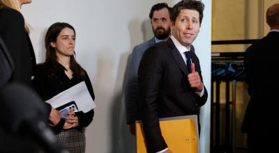 Sam Altman es el CEO de 2023, según la revista TIME. En la fotografía saliendo de una audiencia en el Senado de EE.UU., septiembre de 2023.