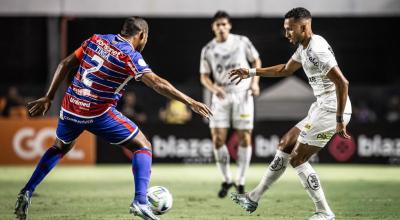 Jugadores de Fortaleza y Santos en el partido del 6 de diciembre de 2023.