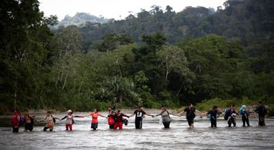  Migrantes cruzan el río Turquesa, en la selva del Darién, Panamá, el 14 de septiembre de 2023. 