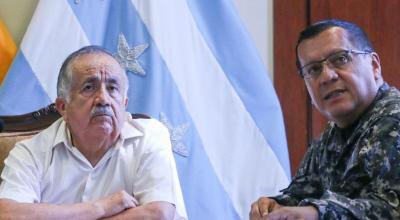 El gobernador de Guayas, Alberto Molina, en una reunión con el comandante de Policía de la Zona 8, Víctor Herrera, el 28 de noviembre de 2023.