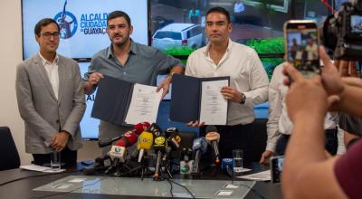 Los alcaldes de Guayaquil, Aquiles Alvarez (d); y de Samborondón, Juan José Yúnez, firmaron un convenio de seguridad el 7 de diciembre de 2023.
