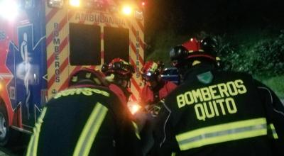 Bomberos de Quito atienden un accidente de tránsito en la avenida Simón Bolívar, el 8 de diciembre de 2023.