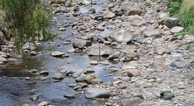 El río Tomebamba, de Cuenca, casi sin agua, el 3 de noviembre de 2023.