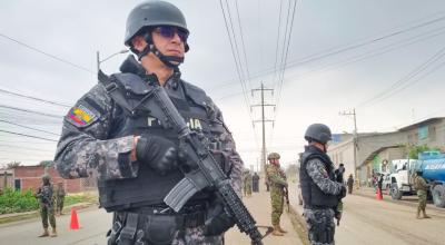 Policías fuertemente armados en un operativo en Durán, Guayas, el 7 de diciembre de 2023.