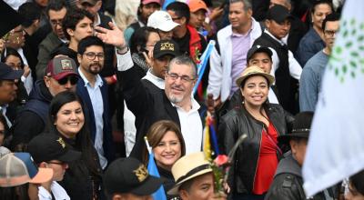 El presidente electo de Guatemala, Bernardo Arévalo (C), saluda a partidarios mientras participa en una marcha para exigir la renuncia de la Fiscal General, acusada ​​de generar una crisis electoral, el 7 de diciembre de 2023.
