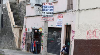 Un letrero de "Se vende" en una casa del Centro Histórico de Quito, el 7 de diciembre de 2023.