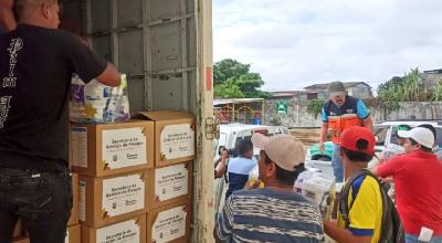 La Secretaría de Gestión de Riesgos entrega víveres a los damnificados por las inundaciones en Esmeraldas.
