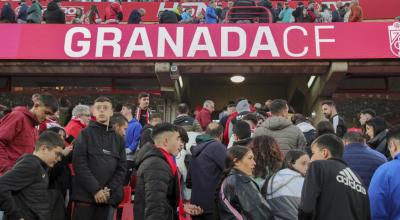Aficionados del Granada se levantan ante el fallecimiento de un hincha, el domingo 10 de diciembre de 2023.