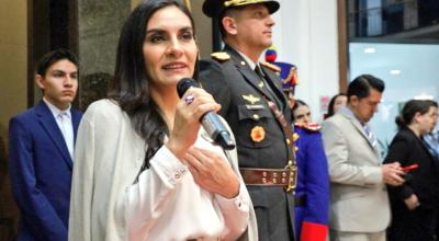 Imagen referencial de Verónica Abad dirigiéndose a varios colaboradores en la Vicepresidencia, Quito, el 24 de noviembre de 2023.