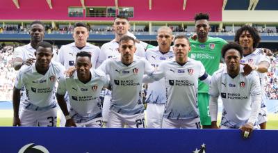 Los jugadores de Liga de Quito posan para una foto en el estadio Banco Guayaquil, el 10 de diciembre de 2023.