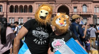 Partidarios de Javier Milei con máscaras de león, frente a la Casa Rosada, sede de la Presidencia de Argentina.