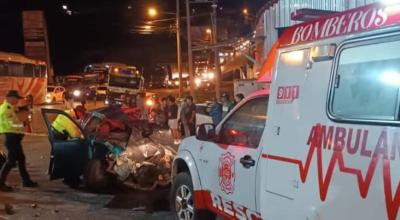 Una ambulancia del Cuerpo de Bomberos de El Tambo en un accidente de tránsito en Cañar, el 10 de diciembre de 2023.