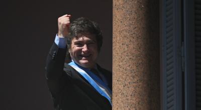 El presidente de Argentina, Javier Milei, saluda a sus simpatizantes desde el balcón de la Casa Rosada, en Buenos Aires. 