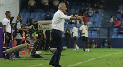 Hernán Torres dirige durante un partido entre Emelec y Deportivo Cuenca, el pasado 3 de diciembre de 2023.