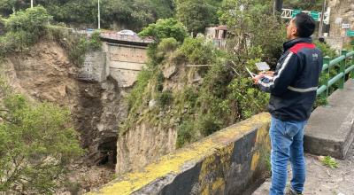Un técnico inspecciona el talud del puente de Guápulo, donde hubo un derrumbe el 22 de noviembre de 2023.
