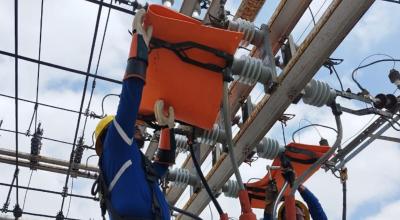 Un trabajador de CNEL realizando tareas de mantenimiento en la alimentadora de electricidad de Puerto Azul, el 11 de diciembre de 2023. 