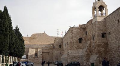 Vista de la Iglesia de la Natividad en Belén, en la Cisjordania ocupada, que no ha colocado su enorme árbol en la plaza del Pesebre, el 11 de diciembre de 2023.