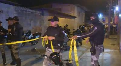 Foto referencial de policías acordonan la zona del crimen en el Guasmo Sur, Guayaquil, el 11 de diciembre de 2023.