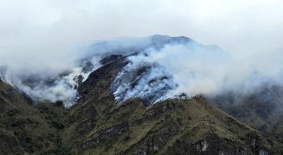 Un incendio en el Parque Nacional Cajas, de Cuenca, el 11 de diciembre de 2023.