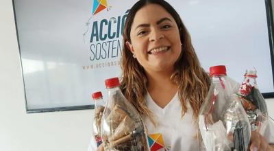 Una mujer sostiene varias botellas plásticas, rellenas con residuos, que serán entregado en la Donatón Quiteña. 