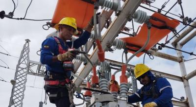 Personal de CNEL trabaja en una subestación eléctrica en Guayas.