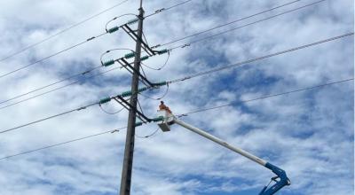 Imagen referencial de trabajos de la Eléctrica de Quito en una línea de subtransmisión de energía, el 7 de diciembre de 2023. 