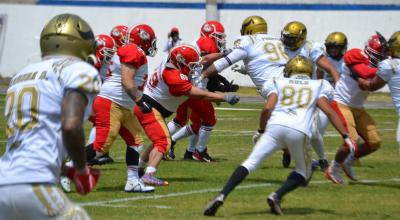 Los Big Dawgs se enfrentan a los Berserkers en un partido de fútbol americano en Quito.