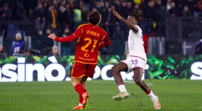 Paulo Dybala, de la Roma, y Michael Kayode, de Fiorentina, durante el partido de la Serie A italiana, el 10 de diciembre 2023.