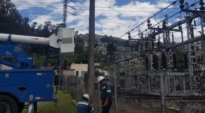 Trabajos de mantenimiento en red eléctrica de Quito.