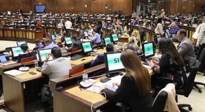 Asambleístas durante la aprobación a reforma de ley de datos civiles el 12 de diciembre de 2023.