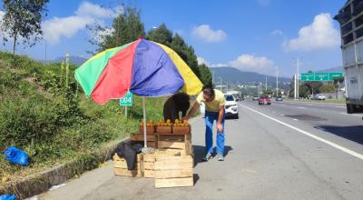 Un comerciante vende mangos sobre la Ruta Viva de Quito, el 14 de diciembre de 2023.